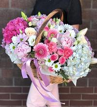 Композиция солнечный день в Людиново Цветочная композиция из Розы, Хризантемы, Пионы и Лизиантусы в корзине в Людиново