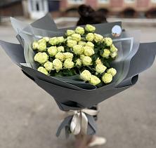 Букет Белые кустовые розы Солинеро в Людиново